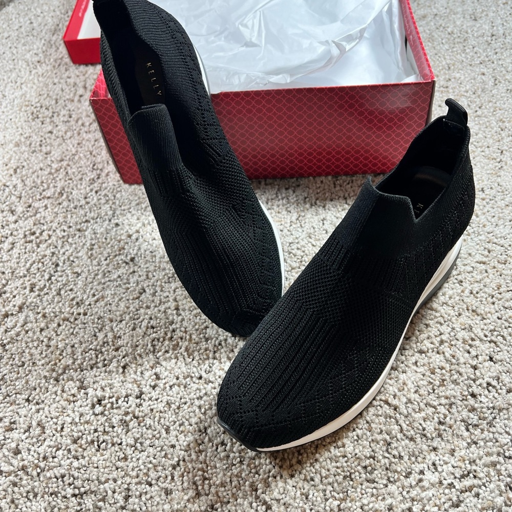 Kelly & Katie Torell Black Waffle Knit Slip-On Sneakers – Size 8